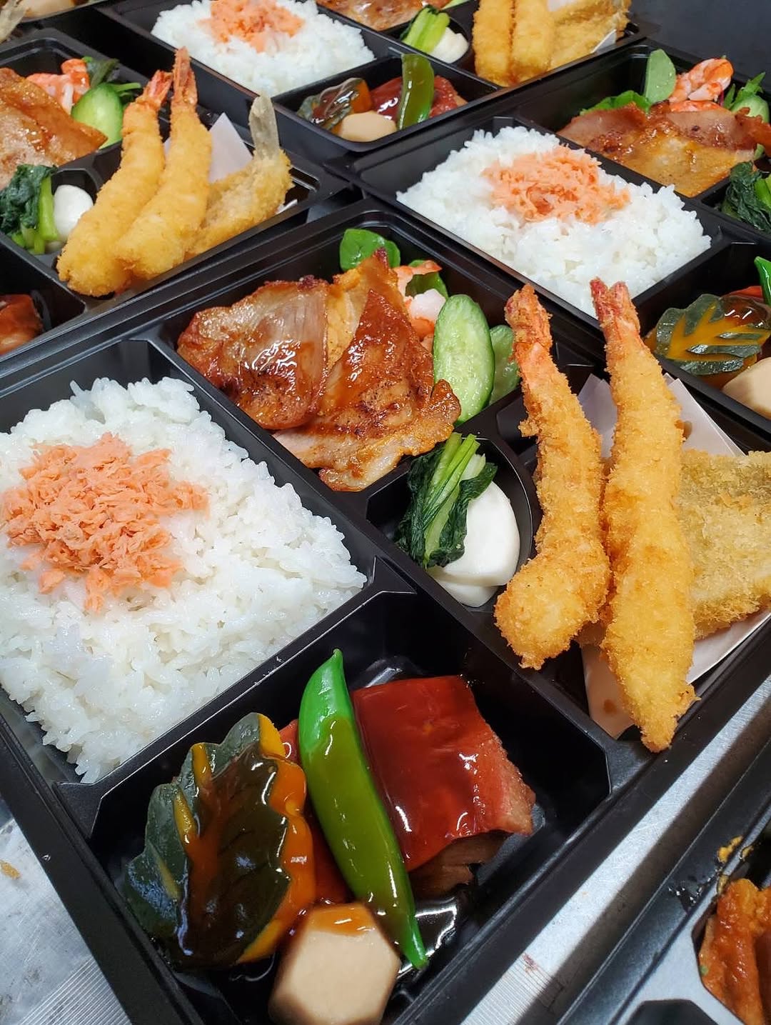 海老フライや焼き物、彩りの惣菜が並ぶお膳